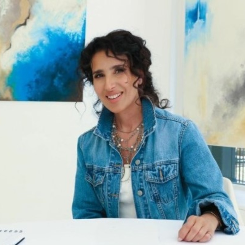 الفنانة "انتصار يماني" تستعد لعرض لوحات معرضها الفني Harmony في قرية كونوث في لندن