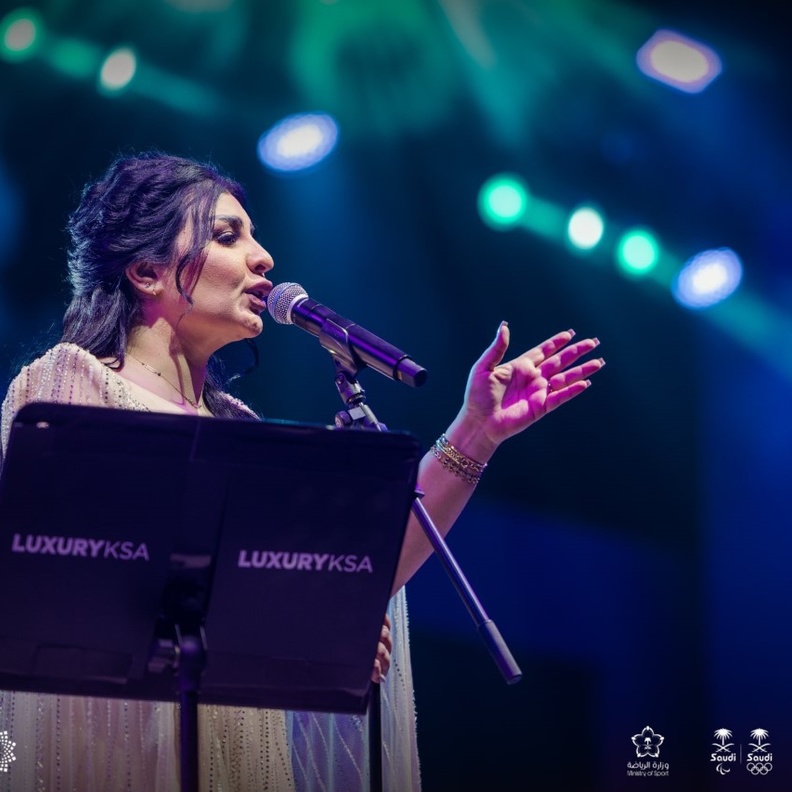 "اصيل هميم" تخطف الأنظار بإطلالة ساحرة لامعة من علامة "بيرلا فاشن" في حفلها بالطائف