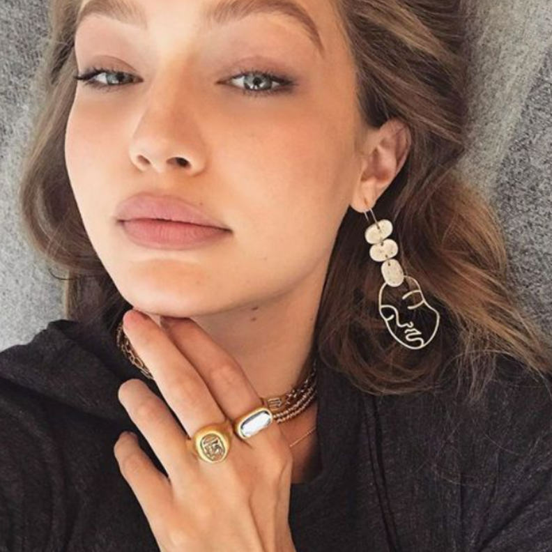 العارضة جيجي حديد Gigi Hadid بخاتم Signet 