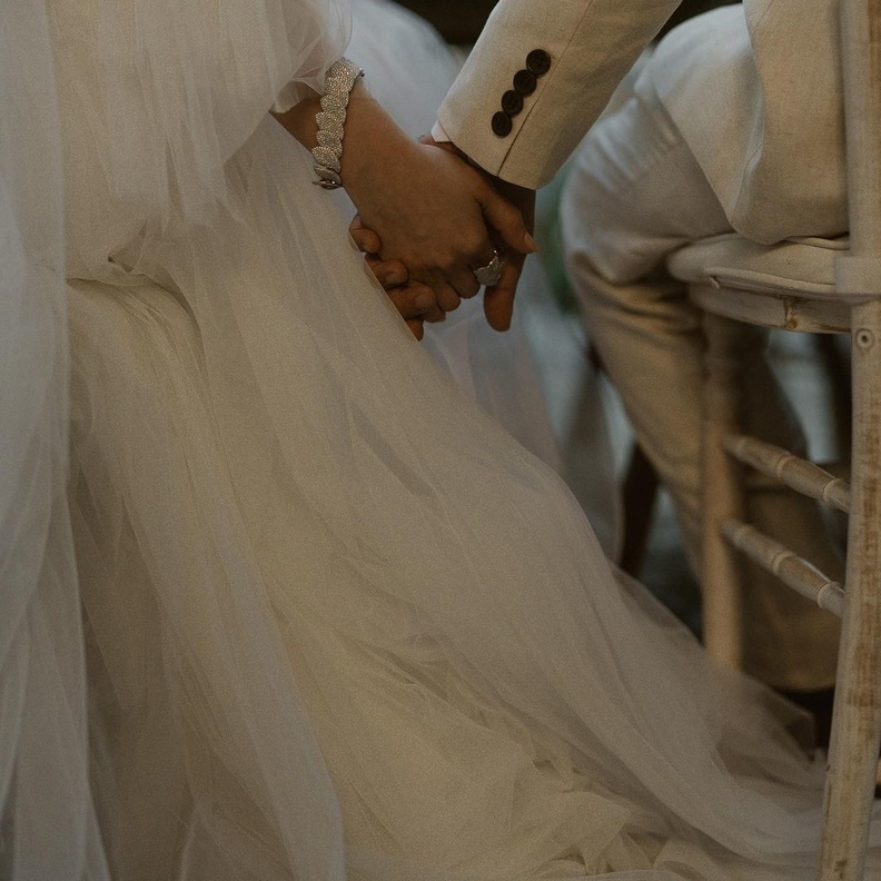 العروسان ياسمين الملا تمسك بيد زوجها