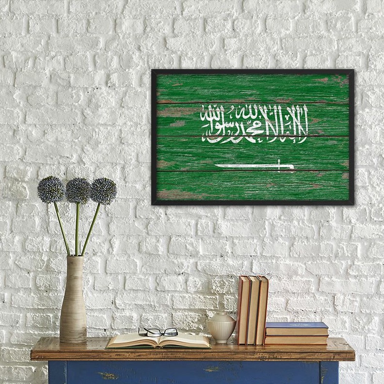 العلم السعودي على جدران المنزل الحجري