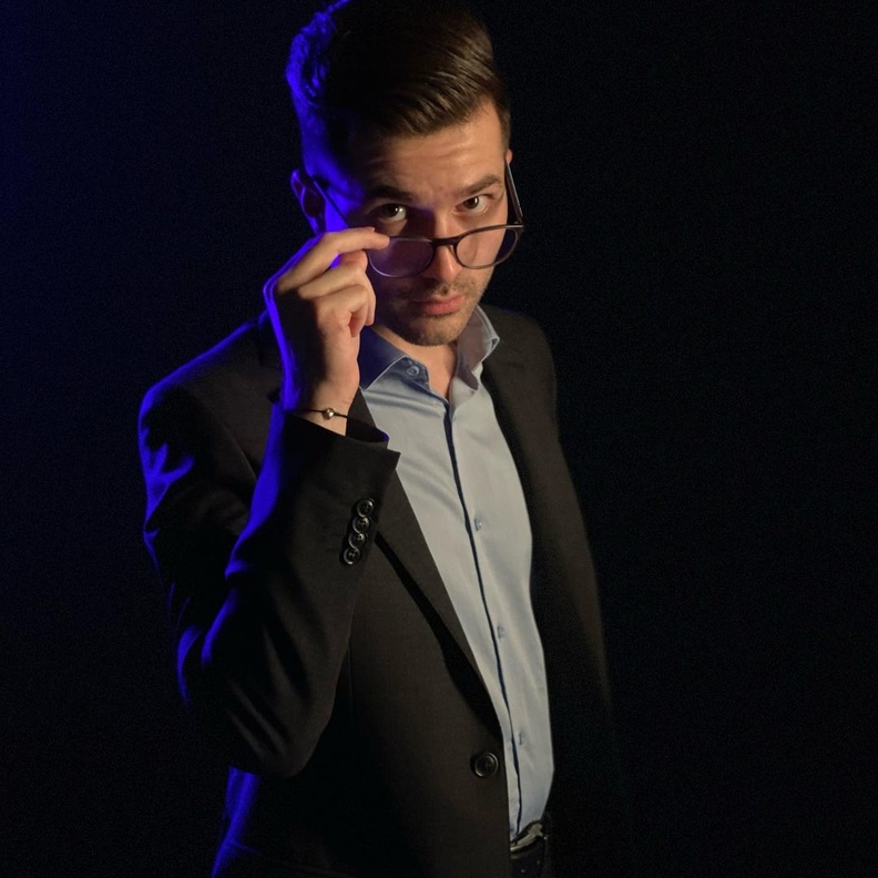 الفنان أوس شازال أحد الممثلين المشاركين في مسلسل المكتب .. المصدر حساب إنستقرام الفنان أوس شازال