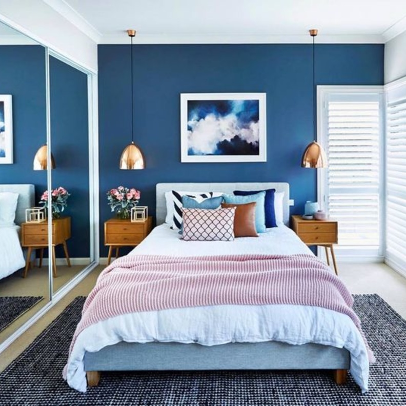اللون الأزرق لجدران غرف النوم يعمل على تعزيز الشعور بالاسترخاء والهدوء