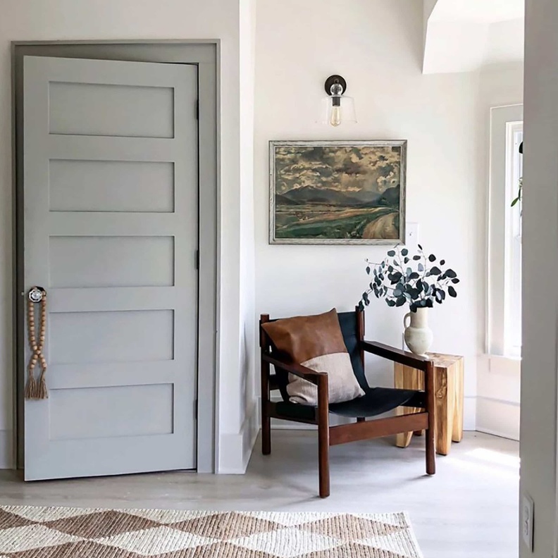 باب داخلي بلون أزرق باستيل وتصميم كلاسيكي 