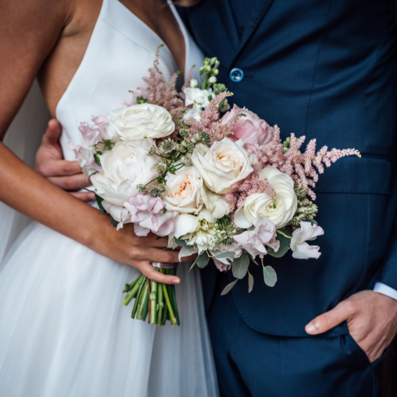 باقة زهور العروس بشكل عام يجب أن تكون أصغر من حجم خصر العروس