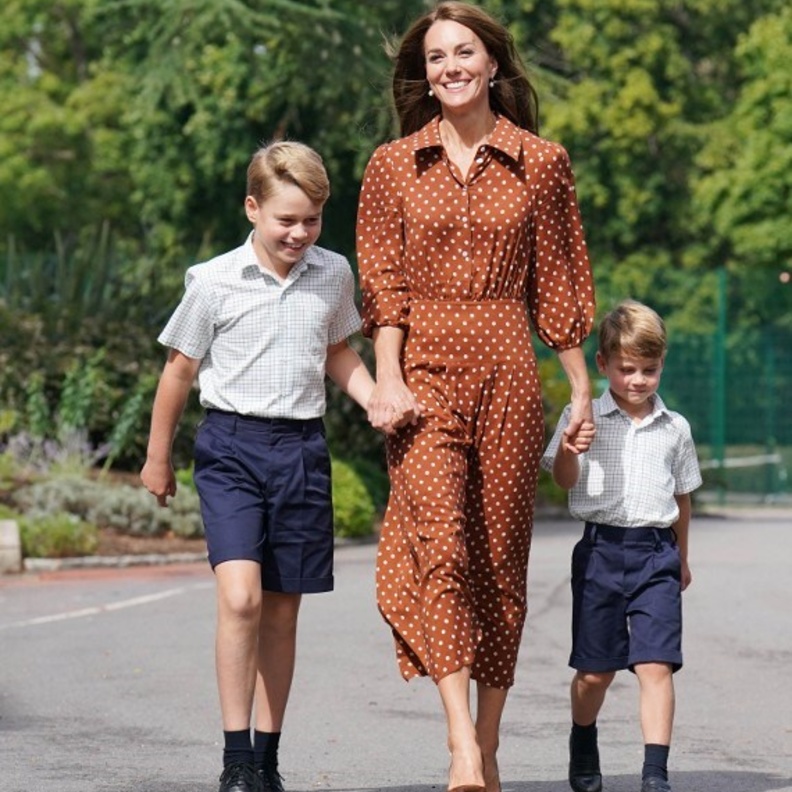 بدت بغاية الأناقة باللون البنيّ وهو أحد أبرز الألوان لخريف 2022