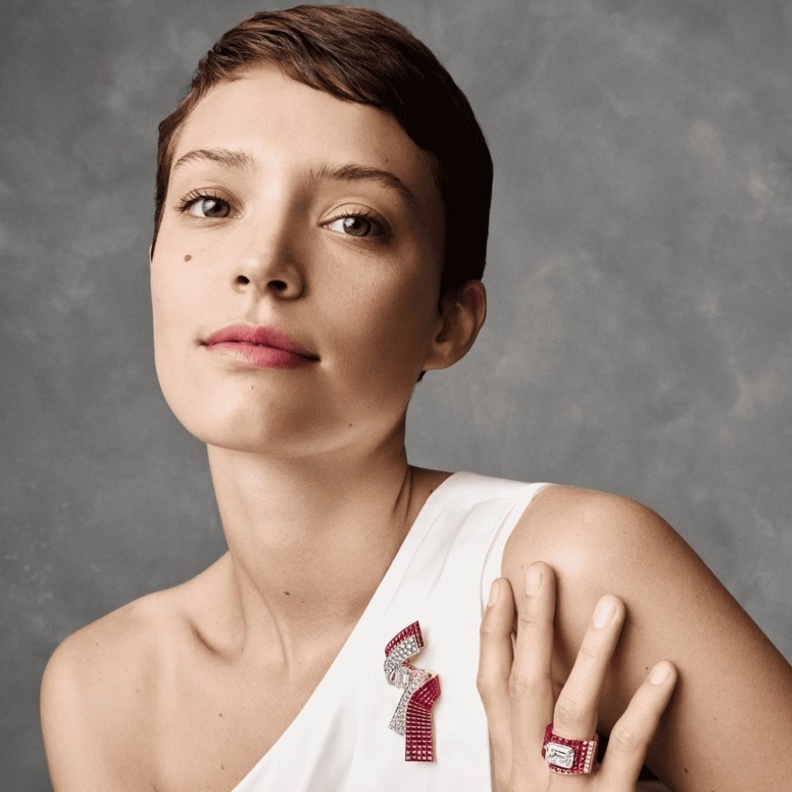 بروش مشبك Double Ruban Mystérieux من فان كليف أند آربلز Van Cleef & Arpels