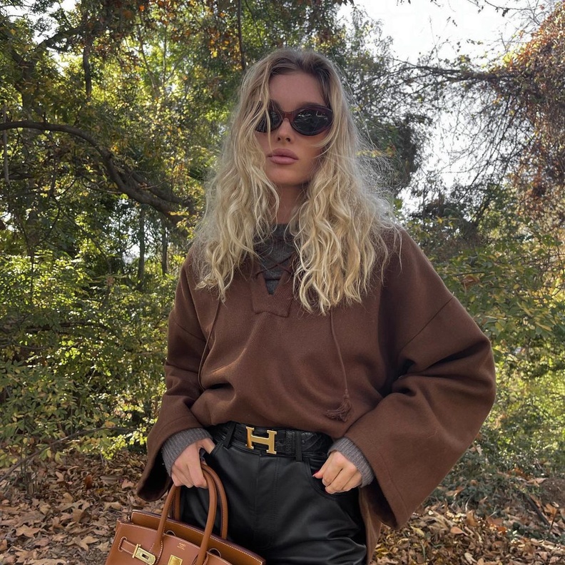 أفكار اطلالات خريفية طويلات القامة من عارضة الأزياء السا هوسك