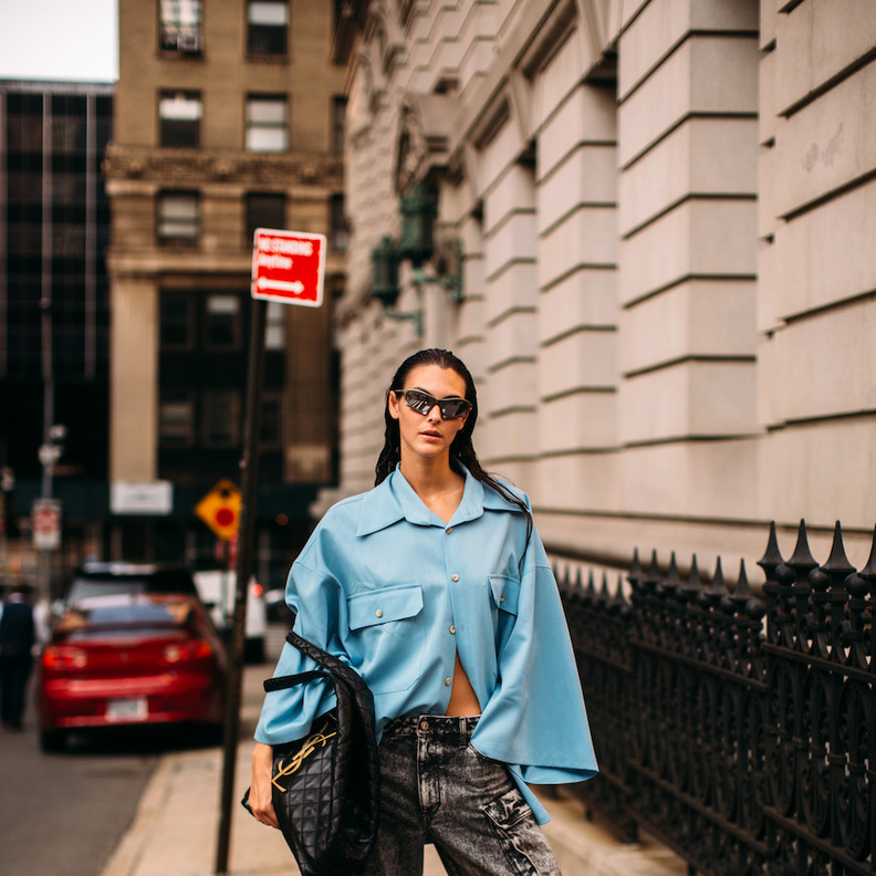 أفكار لا تخطر بالبال لتنسيق بناطيل الجينز العصرية لاطلالات خريف 2023