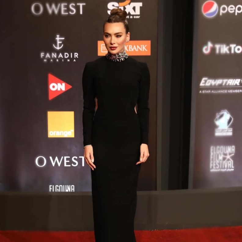 اطلالات عصرية باللون الأسود مستوحاة من ستيفاني صليبا 