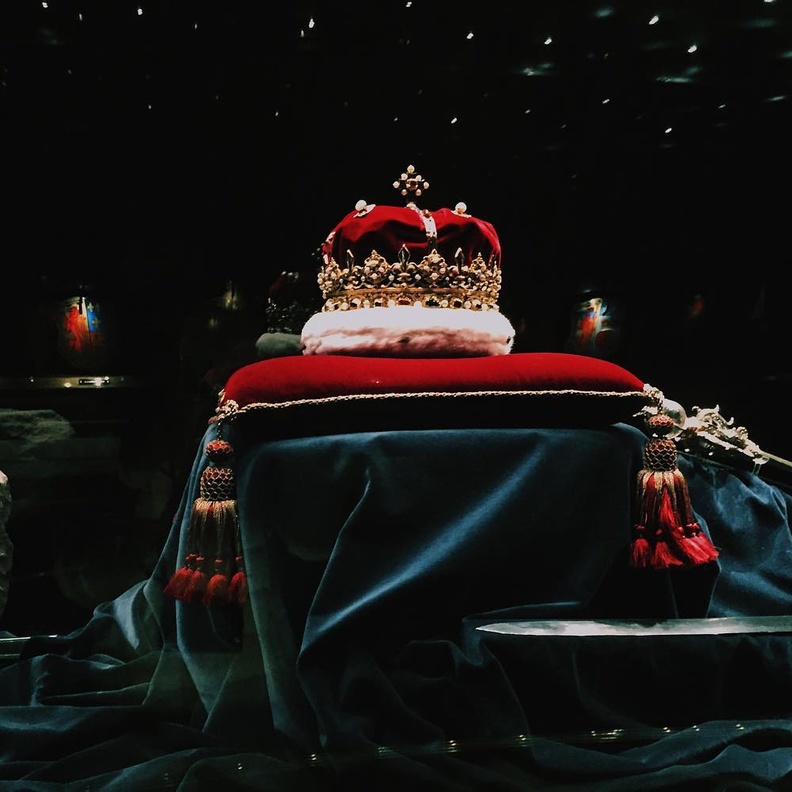 تاج شرفاء اسكتلندا في غرفة العرش بقلعة إدنبره