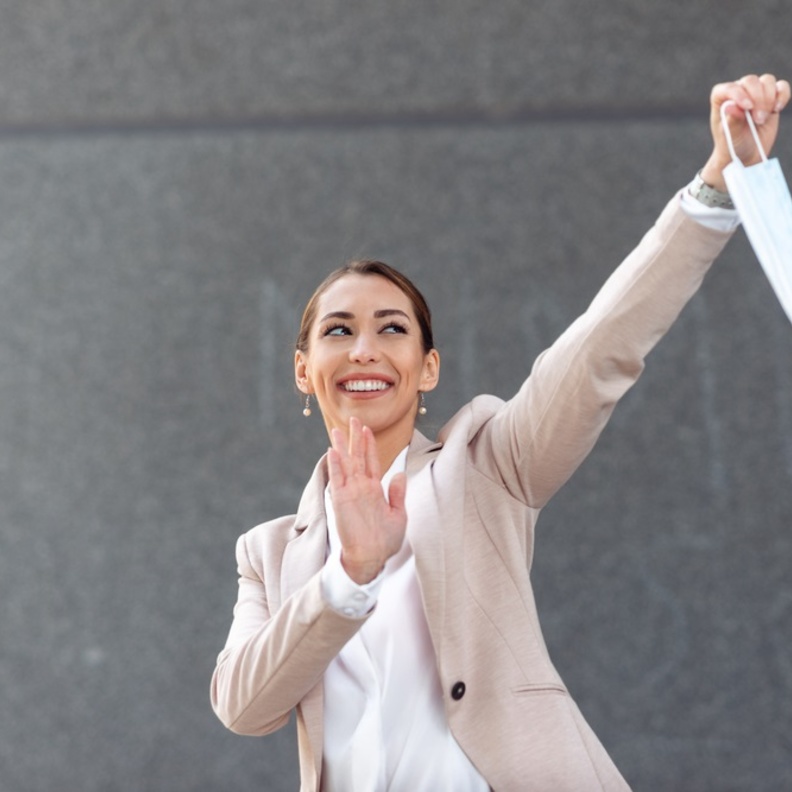 تخفيف اجراءات كورونا في الامارات والكمامة لم تعد الزامية في العديد من الاماكن