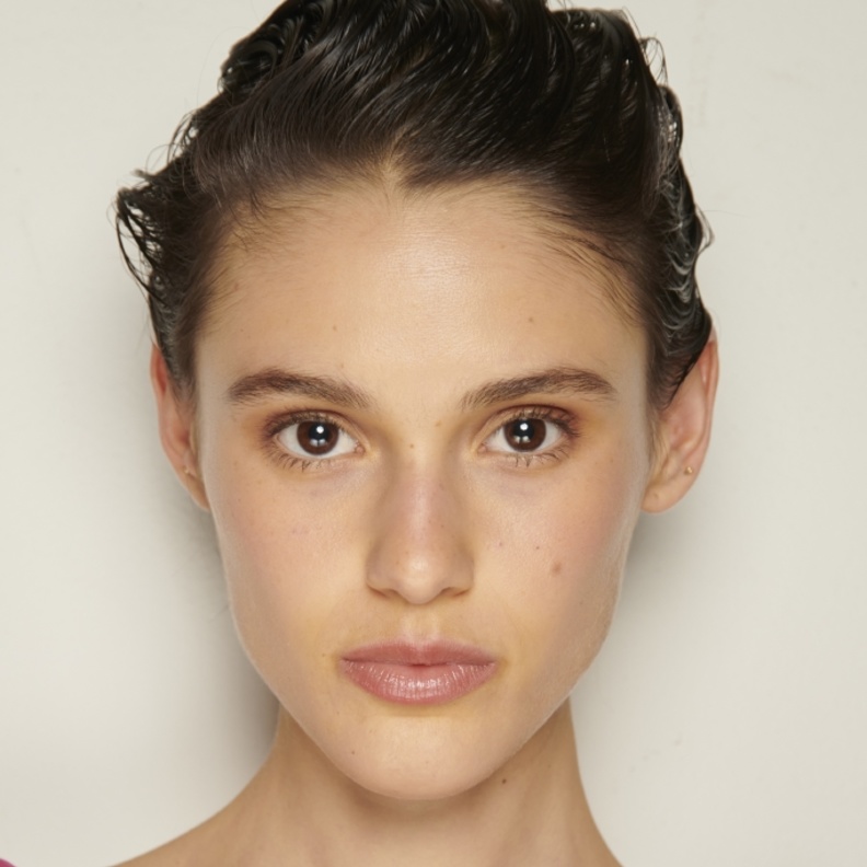 تسريحات الشعر المبلل والمسحوب الى الخلف من دار Alberta Ferretti