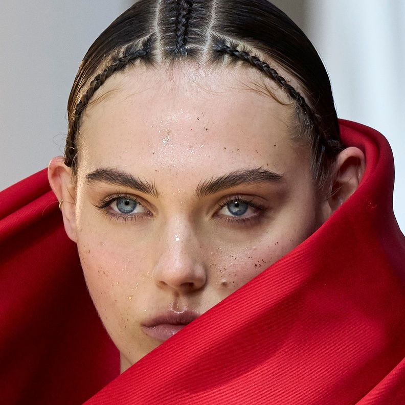 تسريحات الضفائر الرفيعة والعريضة بطريقة عصرية جذابة