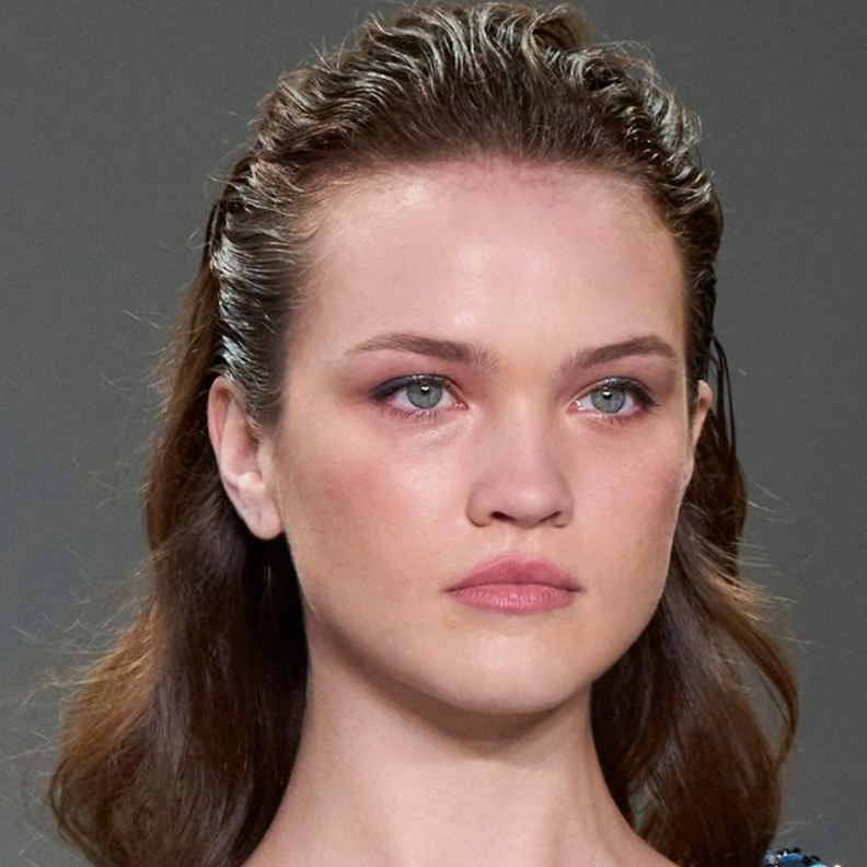 أحدث صيحات تسريحات الشعر العصرية تعرّفي عليها من أسبوع نيويورك لموضة ربيع 2023