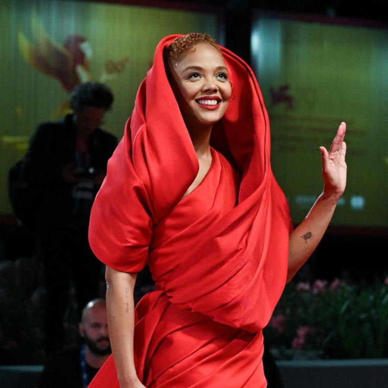 أطلّت Tessa Thompson بلوك من توقيع المصمم إيلي صعب باللون الأحمر