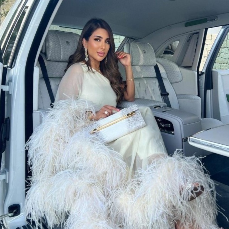 جاء الريش الأبيض ضمن خيارات مريم الياسي الجاذبة