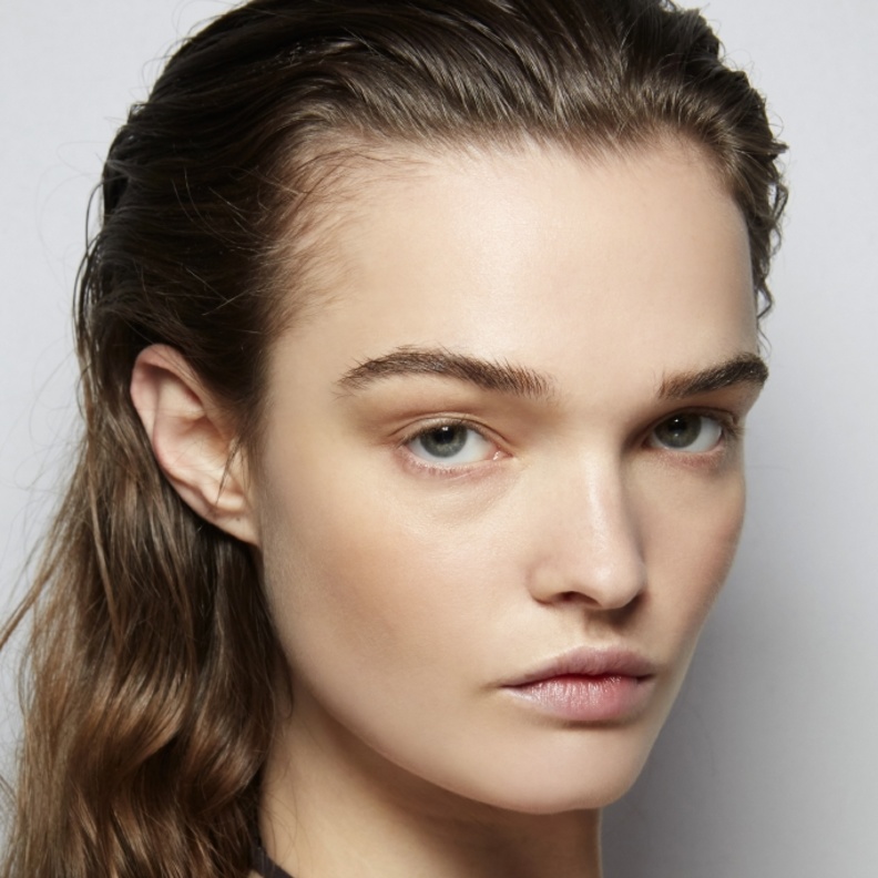 أشكال تسريحات للشعر المبلل نحو الخلف من أساسيات الويت لوك من عرض Dojaka