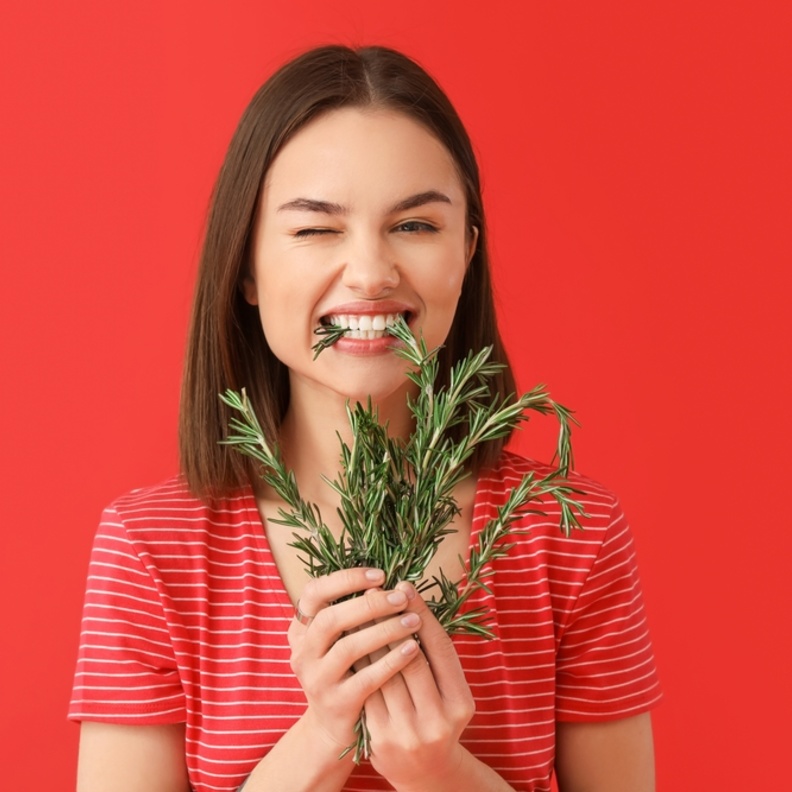 إكليل الجبل.. ماهي فوائده للنساء وكيف تستفدين منه