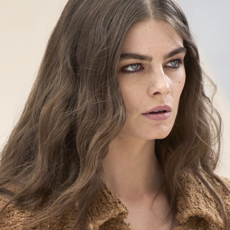 البصل يغذي بصيلات الشعر ويجعلها كثيفة