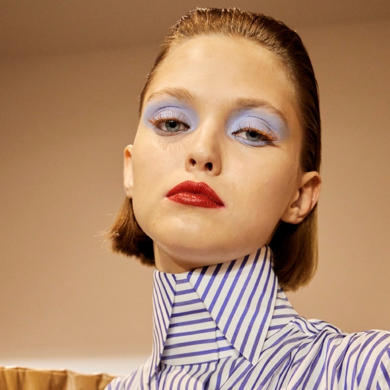 طريقة تطبيق مكياج عصري مع أنواع الماسكرا الملونة من عروض فيكتور أي رولف Viktor e Rolf