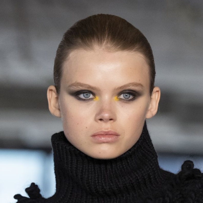 رسمات مكياج خريف 2022 بتدرجات سموكي مع الظلال الصفراء من دار Jason Wu