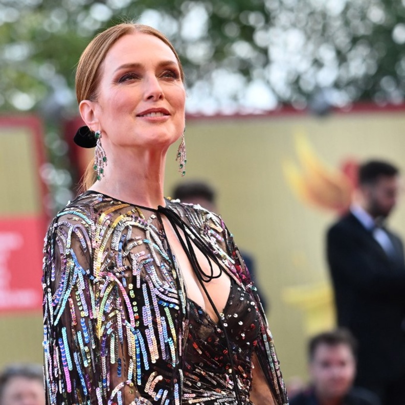 خطفت جوليان مور الأنظار بفستان Valentino تميّز بلونه الأسود والقماش الشفاف مع شك الكريستالات الملوّنة