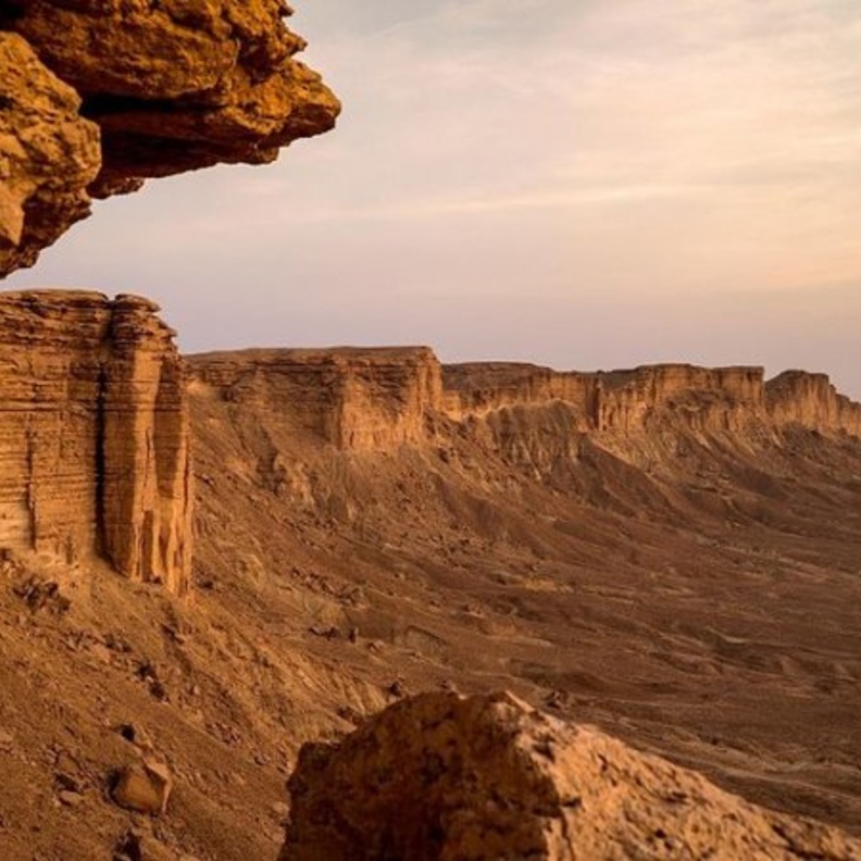 سحر الطبيعة من ارتفاع شاهق في حافة نهاية العالم - المصدر روح السعودية