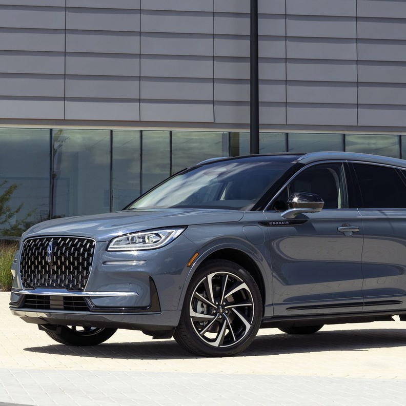 سيارة كروس أوفر فارهة من Lincoln