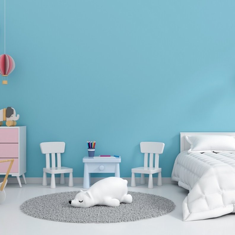 غرفة فتاة رئعة مطلي جدرانها باللون الأزرق الناعم