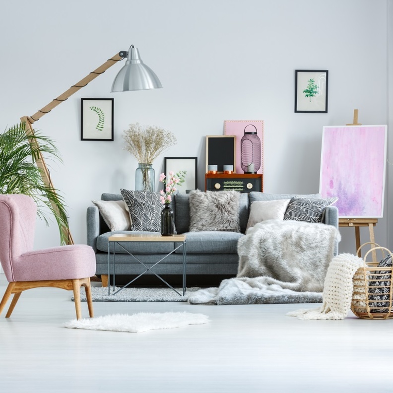 غرفة معيشة بوسائد وأغطية من الفرو