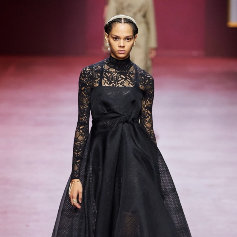 فستان أسود طويل من التول والشبك