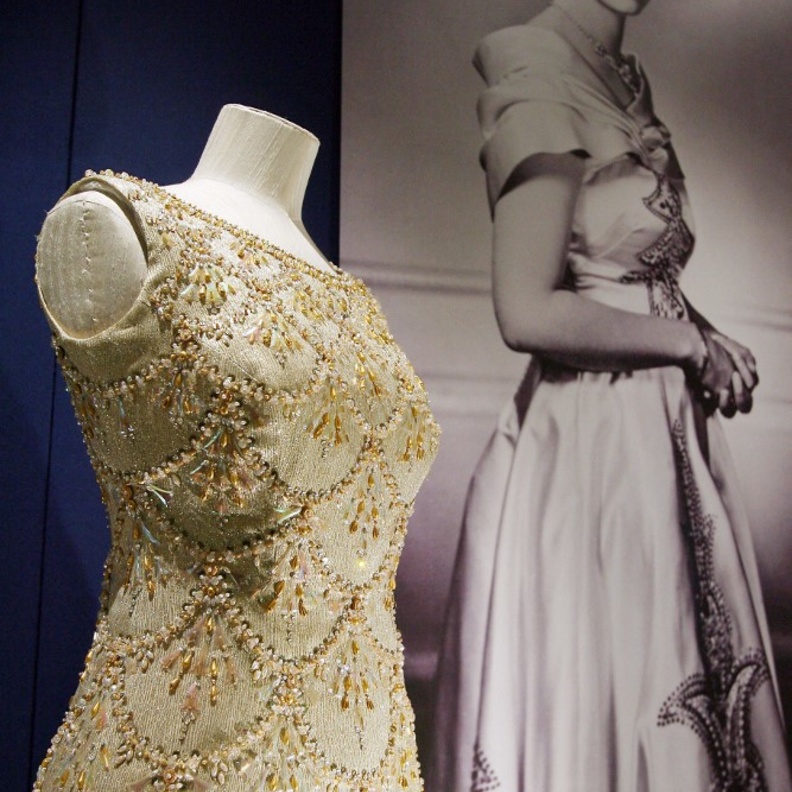 فستان مصمم من الكريب الحريري مطرز باللؤلؤ والترتر والخرز صممه نورمان هارتنيل وارتدته الملكة في برمودا خلال جولة الكاريبي عام 1975