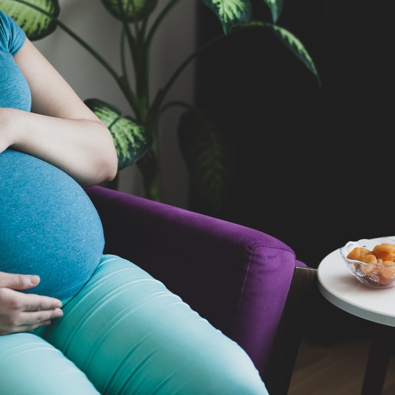 ما هي فوائد الفواكه المجففة للمرأة الحامل