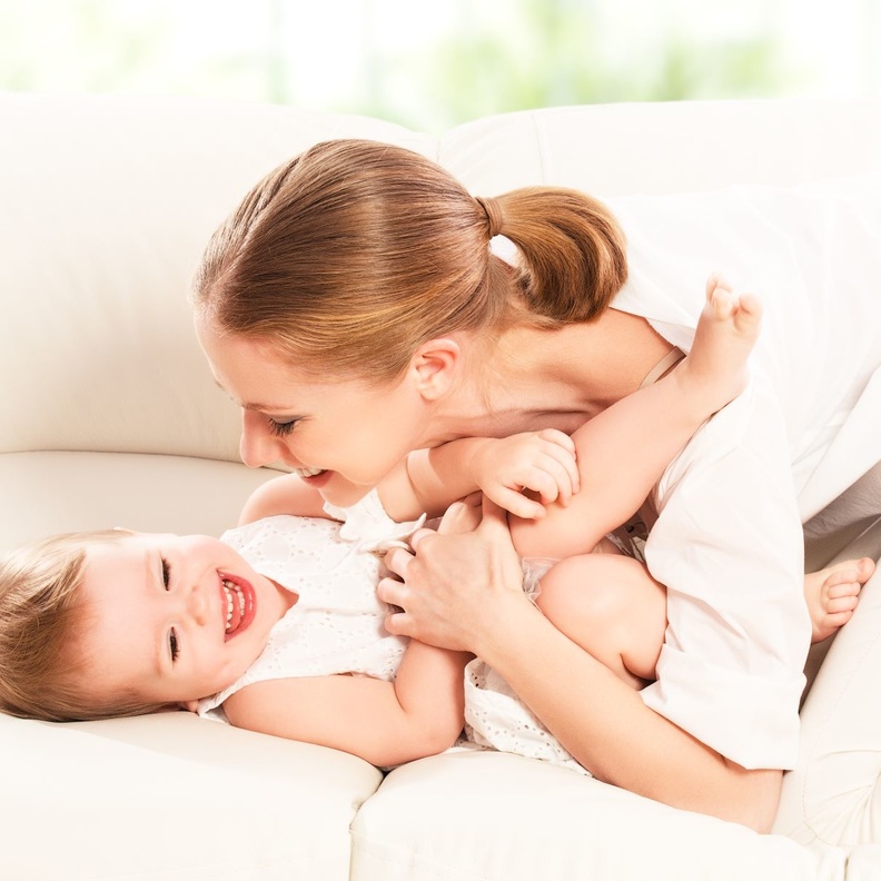 ما هي مخاطر دغدغة الطفل