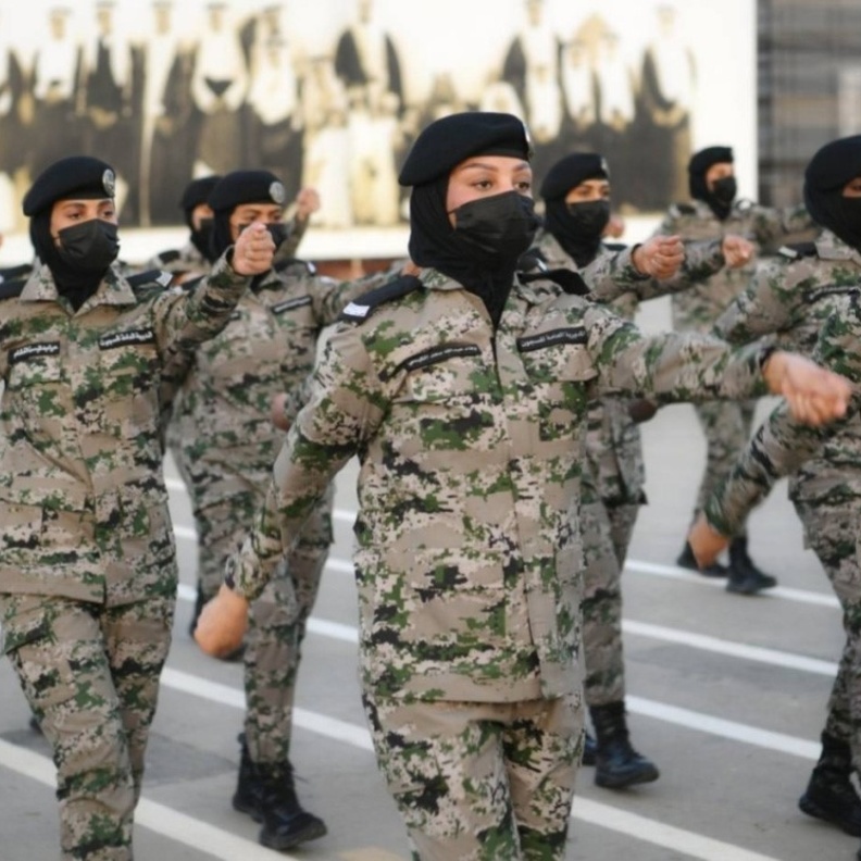 مجندات سعوديات في العرض العسكري باليوم الوطني الصورة من حساب صحيفة المدينة تصوير علي القرني
