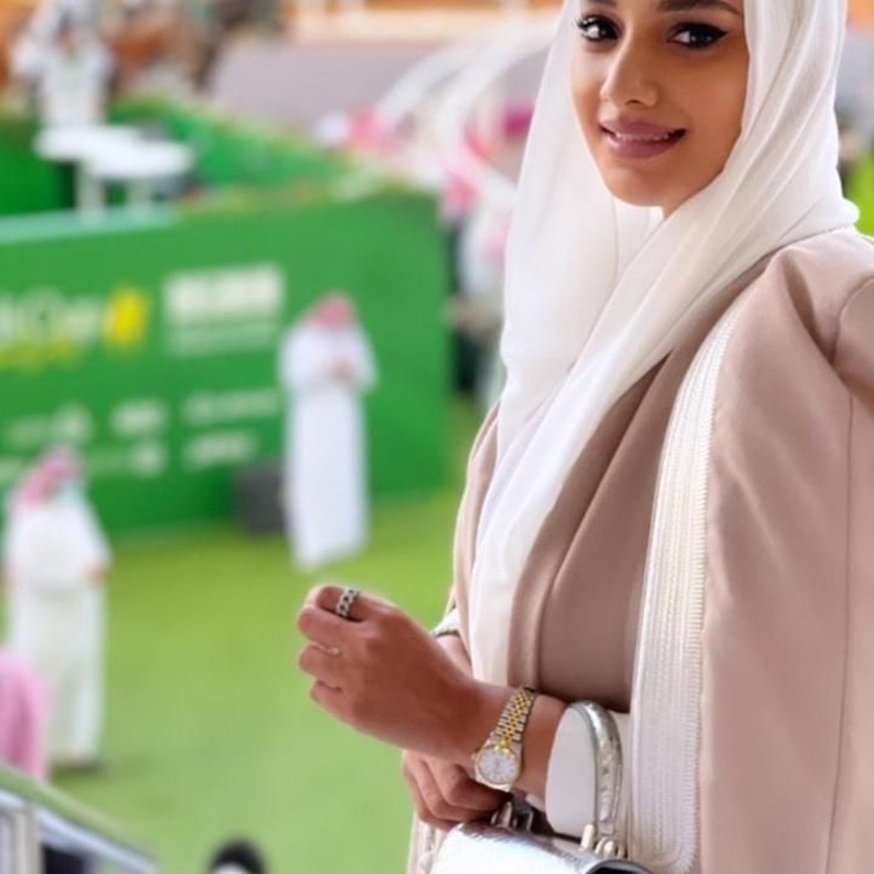 مصممة الأزياء سجى اليوسف تصرح لـ هي بتصريحات حصرية عن مشاركتها في مهرجان أقورا