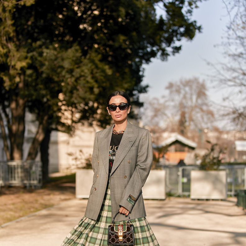 اعتمدي البليزر مع التنورة لأجمل الاطلالات الخريفية 