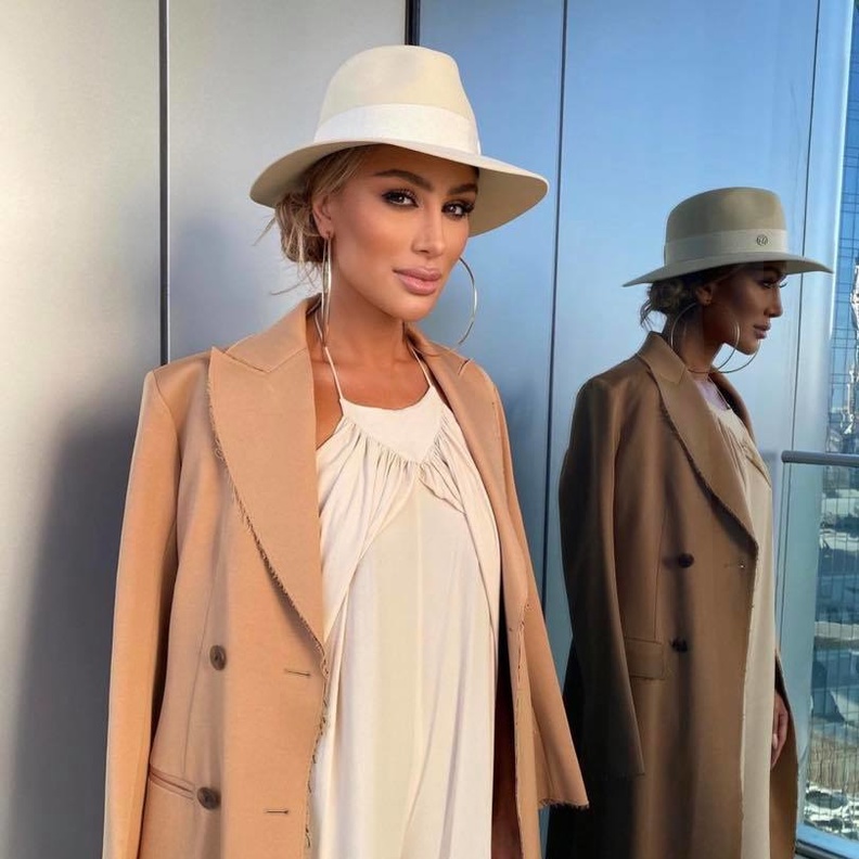 بعيداً عن الألوان الصاخبة اطلالات غير متوقعة من مايا دياب بدرجات النيود والأبيض