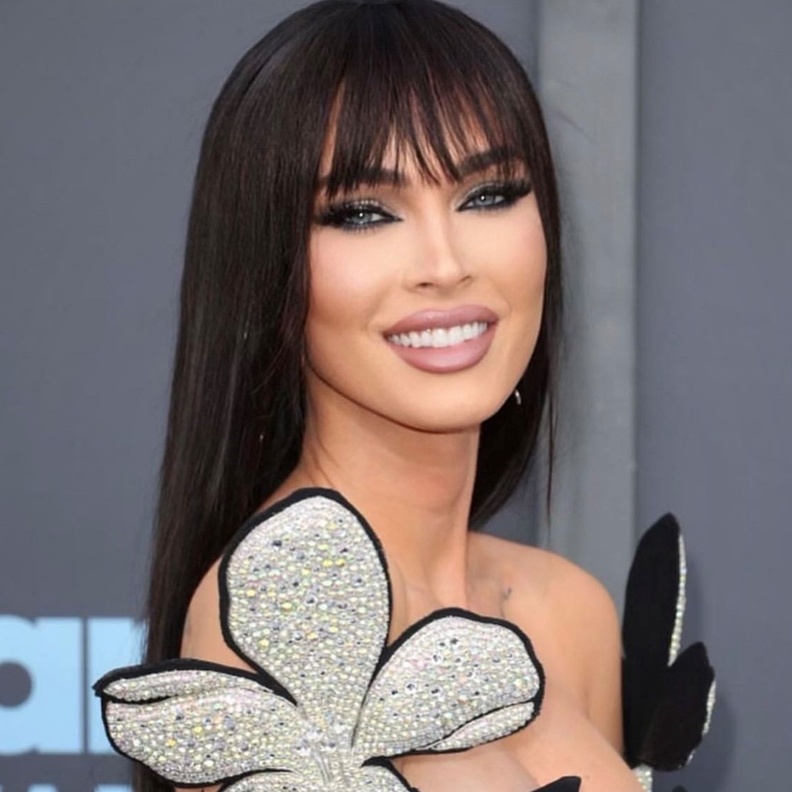 حيل ذكية بالمكياج اعتمديها مع الشعر الأسود بأسلوب Megan Fox لإطلالة مشرقة ..إليك الخطوات