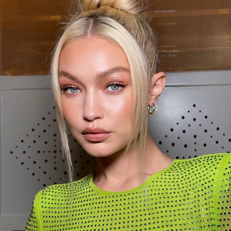 مكياج نيود لماع مع الرفعة العالية بأسلوب جيجي حديد