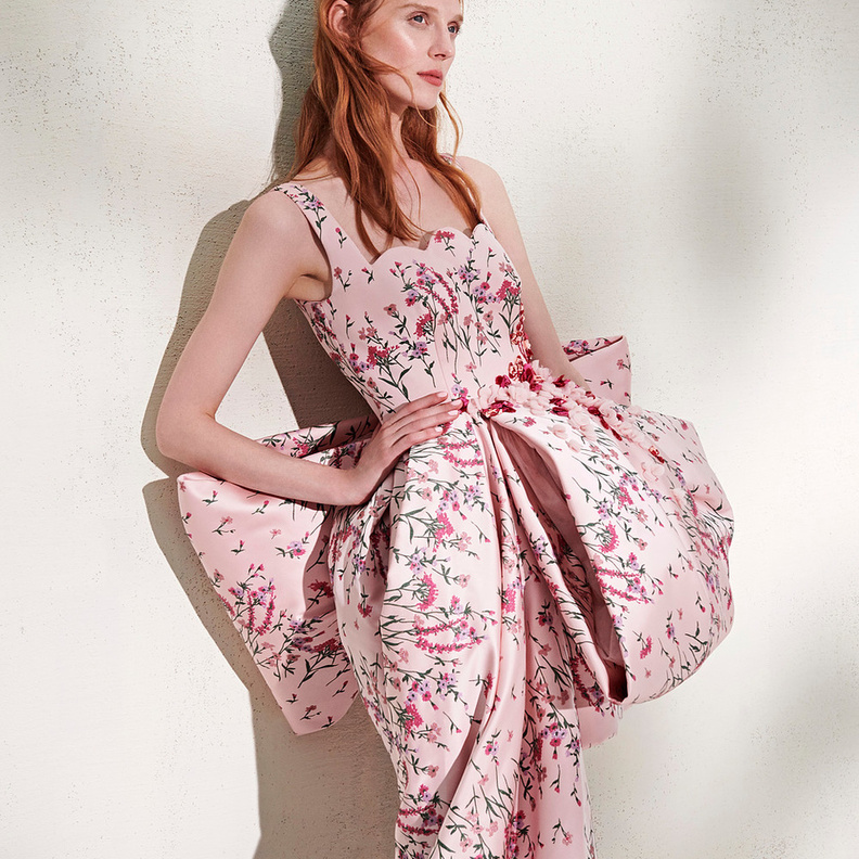 21 فكرة لارتداء الملابس الوردية عند دعوتك لحضور حفل زفاف