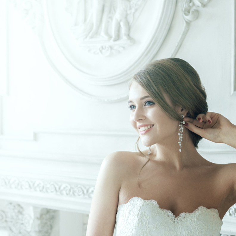 من المهم أن تكتفي العروس بأن تتزين بقطع مجوهرات قليلة وملفتة في يوم حفل زفافها 