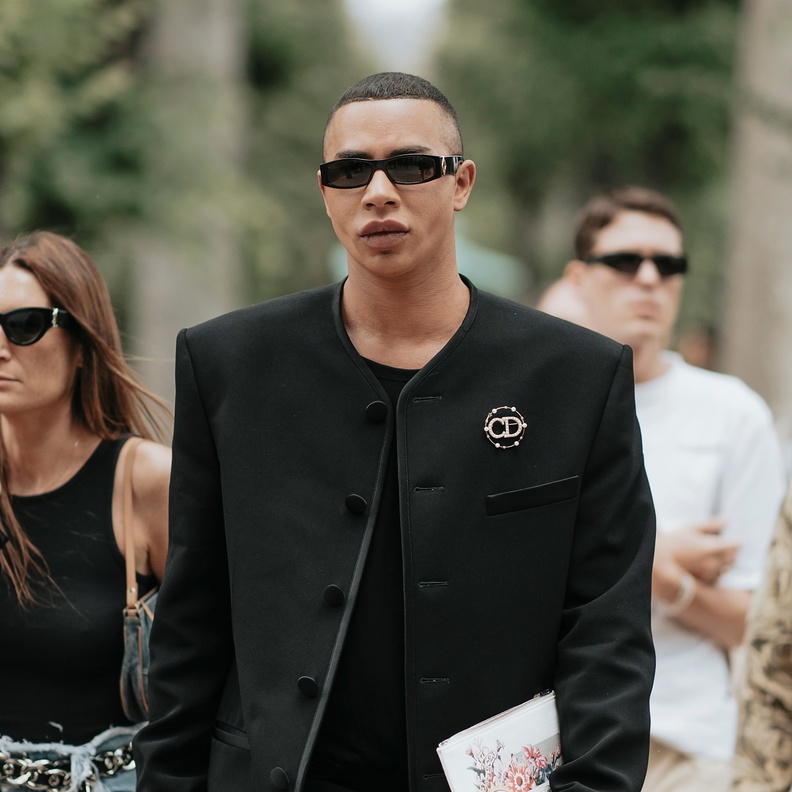 من طفل لم يتعرّف على أهله إلى مصمم أزياء متمرّد