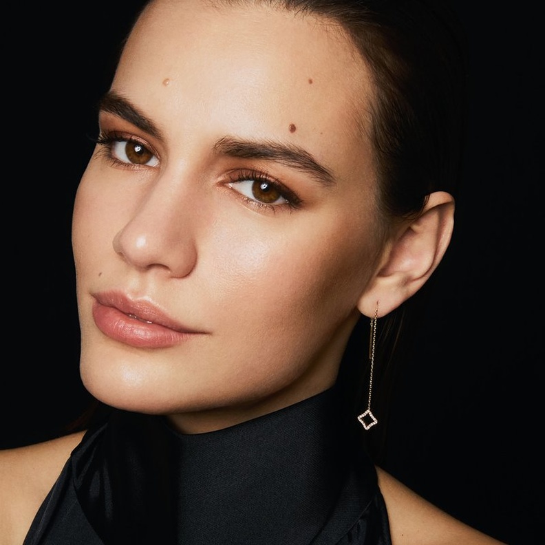 موديلات أقراط ذهب ناعمة لأناقتك الساحرة في نهار الخريف