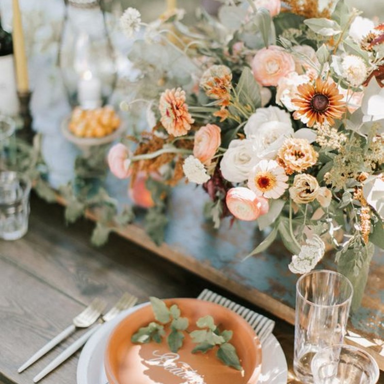 موديلات سنتربيس لحفلات الزفاف مستوحاة من الخريف