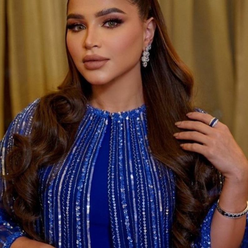 نهى نبيل تلفت الأنظار بإطلالتها الفاخرة بجمبسوت أنيق خلال تقديمها لبرنامج شاعر الراية