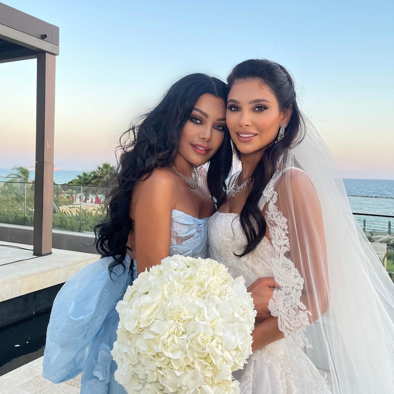 هيفاء وهبي وشقيقتها هانو خلال حفل الزفاف