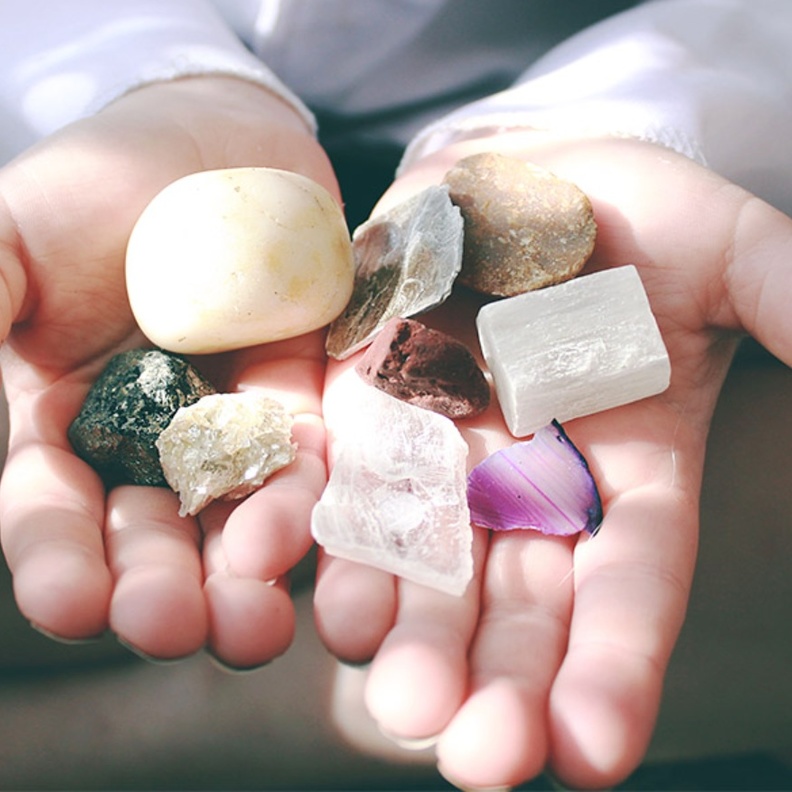 يُعتبر تنظيف الأحجار الكريمة وغير الكريمة أساسياً