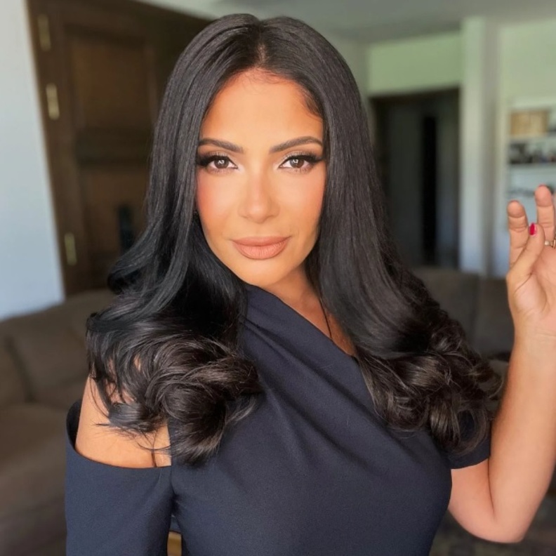 تسريحات ناعمة لصاحبات الشعر الأسود من وحي النجمة منى زكي وطريقة تطبيقها